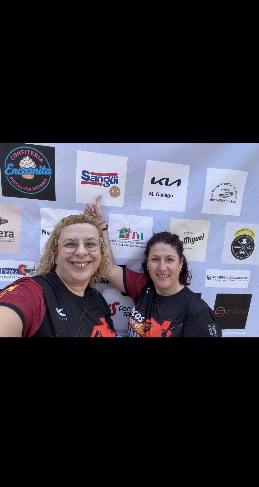 Participantes junto al logotipo de Sangüi en el photocall.