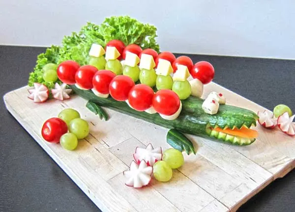 Cocodrilo con pinchos de fruta, verdura y queso