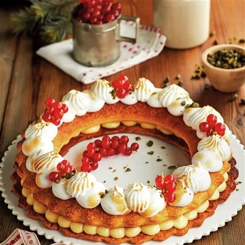 Corona de hojaldre con crema y merengue