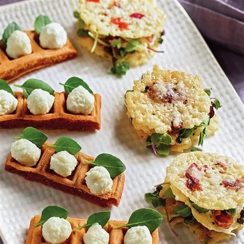 Crujientes de parmesano y jamón ibérico con tapenade