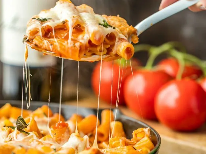 Pasta con pollo y parmesano