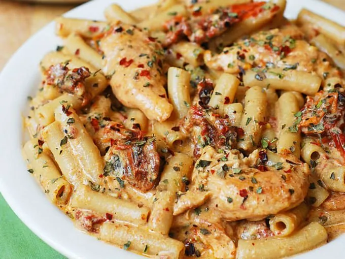 Pasta con pollo y un toque picante