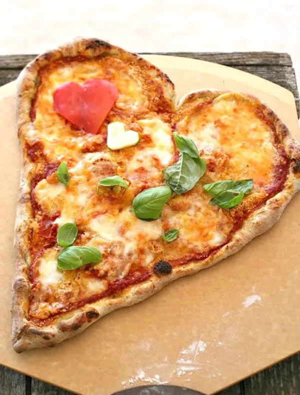 Pizza casera en forma de corazón