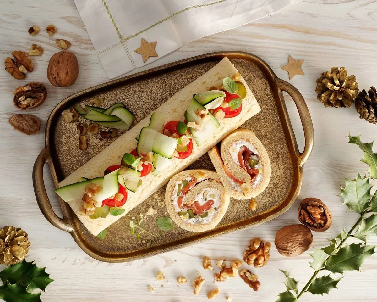 Rollo de salmón, pepinillos y nueces