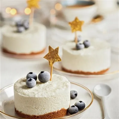 Semifrío de coco con arándanos y base de galleta