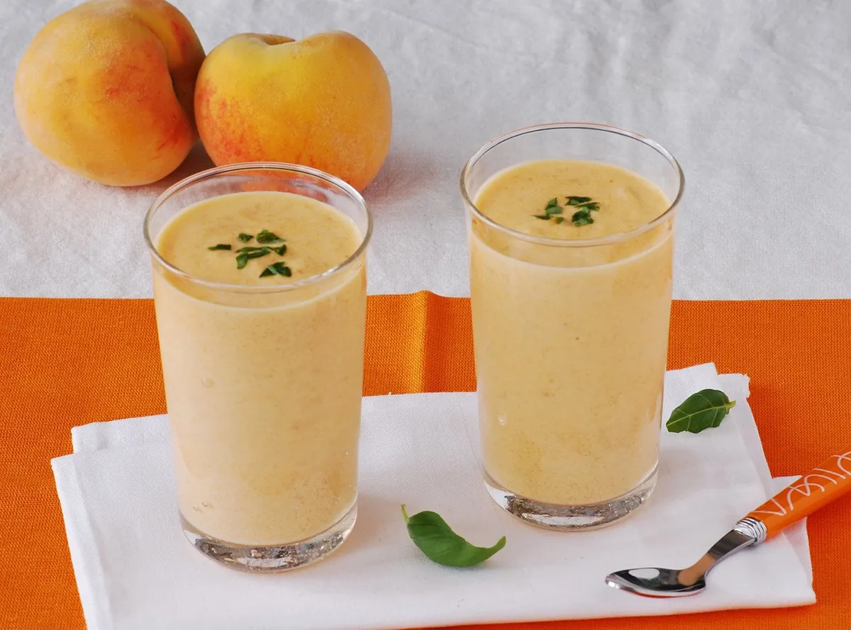 Smoothie o batido cremoso de melocotón y yogur: receta refrescante y nutritiva