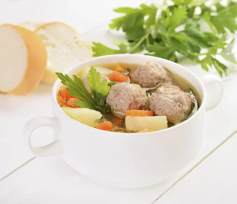 Sopa de albóndigas