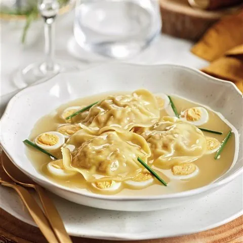 Sopa de raviolis caseros con huevo