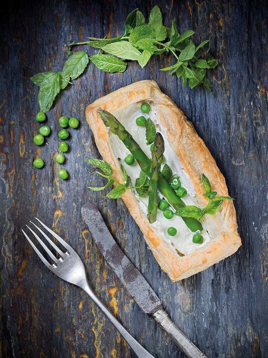Tartaletas de espárragos verdes y guisantes