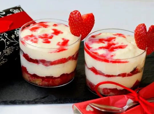 Tiramisú de frutos rojos y leche condensada para San Valentín