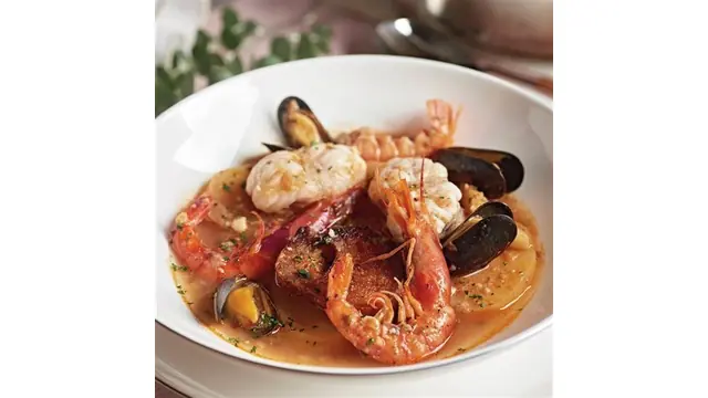 Caldereta de rape con cigalas, gambas y mejillones