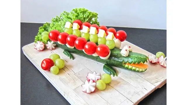Cocodrilo con pinchos de fruta, verdura y queso