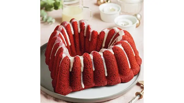 Corazón de bizcocho red velvet con glasa de chocolate blanco