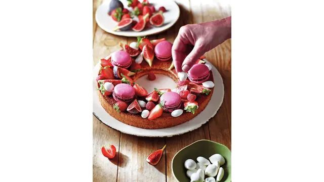 Corona de bizcocho con confitura, macarons y fruta