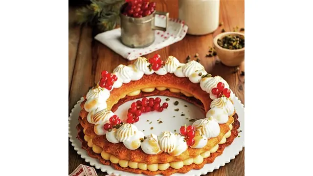 Corona de hojaldre con crema y merengue