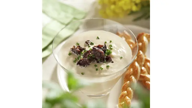 Crema de espárragos blancos con hojaldres