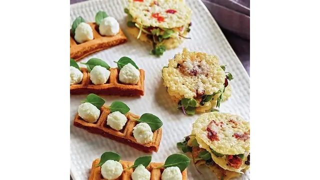 Crujientes de parmesano y jamón ibérico con tapenade
