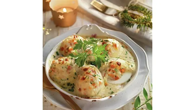 Huevos a la donostiarra rellenos de bacalao y gambas
