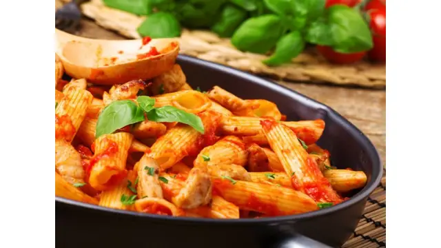 La pasta con pollo y vino más deliciosa