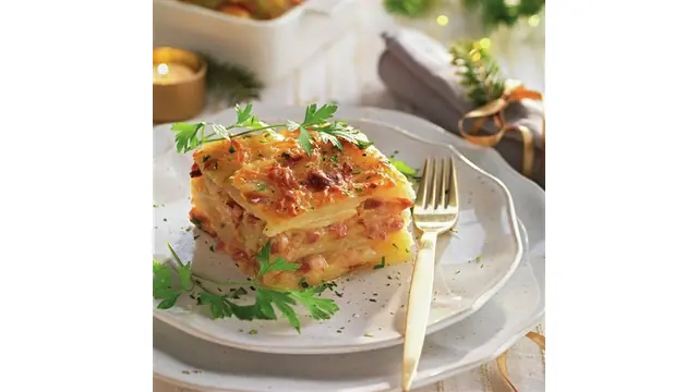 Lasaña de patatas, puerro, queso y panceta ahumada