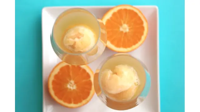 Mimosas refrescantes con sorbete de naranja