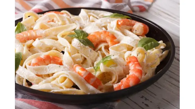 Pasta Alfredo con camarones, ¡de restaurante!