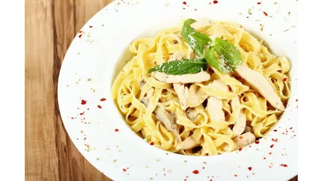 Pasta carbonara con pollo