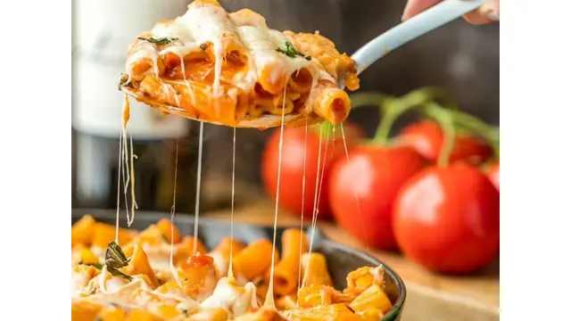 Pasta con pollo y parmesano