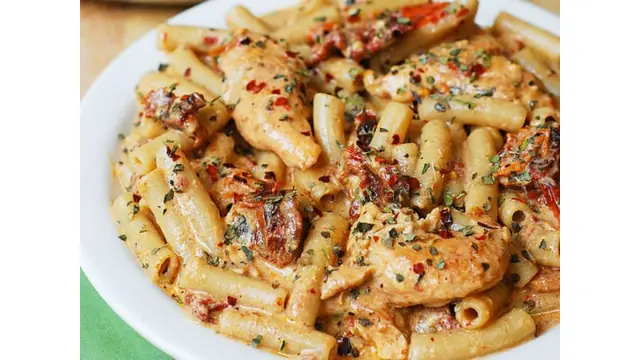Pasta con pollo y un toque picante