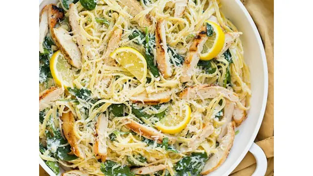 Pasta con pollo, limón y ricotta