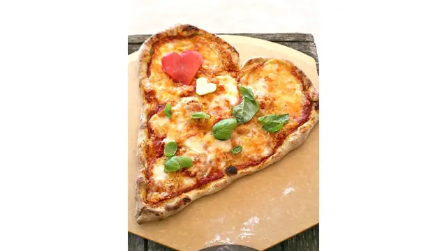 Pizza casera en forma de corazón