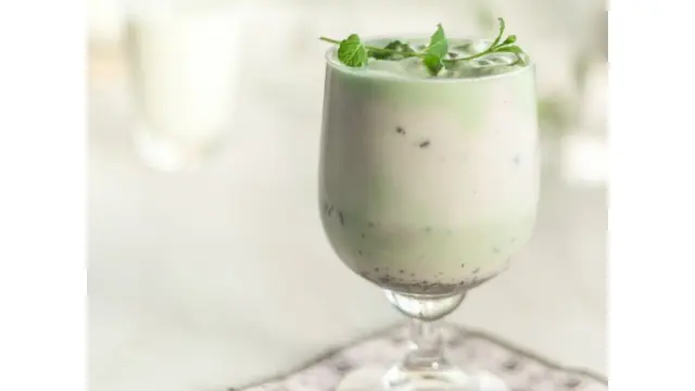 Bebida de menta y chocolate blanco