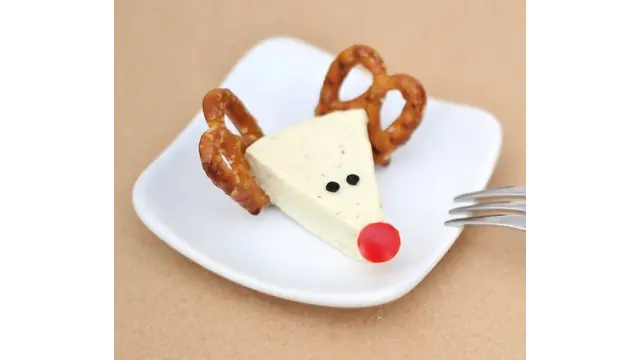 Ratón de quesitos sobre una galleta