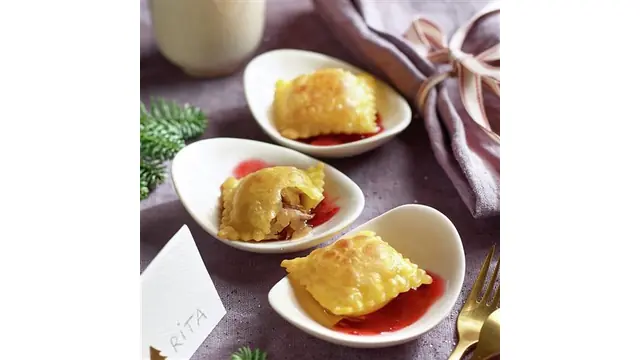 Raviolis fritos de cordero y cebolla caramelizada