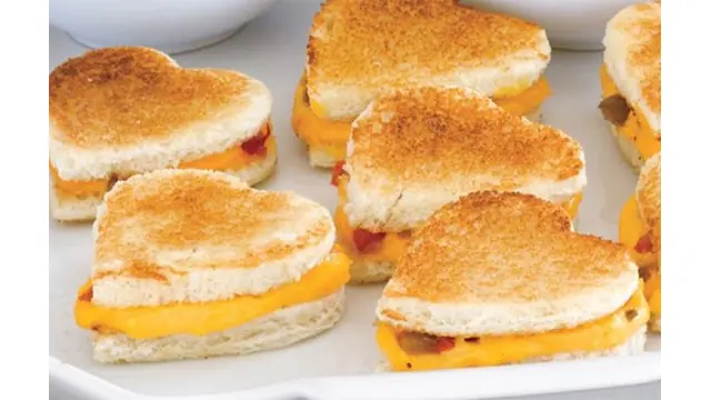 Sandwiches corazón de queso fundido