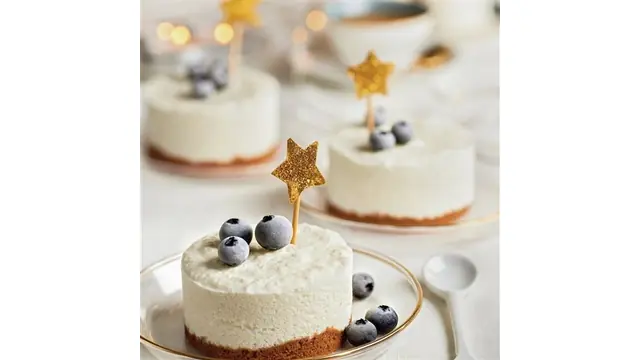 Semifrío de coco con arándanos y base de galleta
