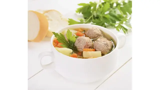 Sopa de albóndigas