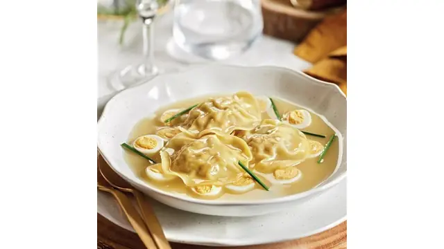 Sopa de raviolis caseros con huevo