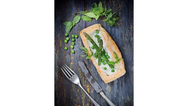 Tartaletas de espárragos verdes y guisantes