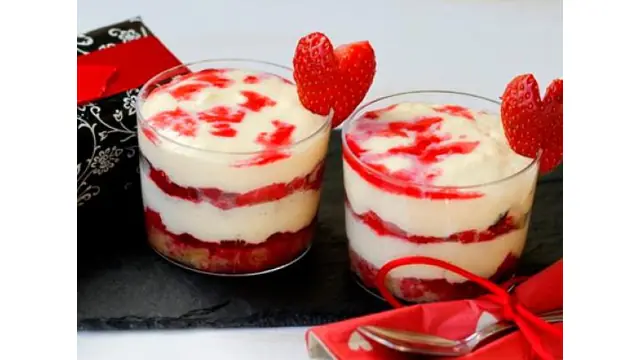 Tiramisú de frutos rojos y leche condensada para San Valentín