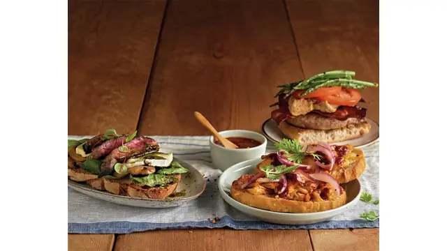 Tostas de burger de cerdo con humus de lentejas