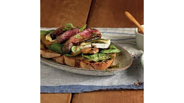 Tostas de roastbeef con brie y champiñones