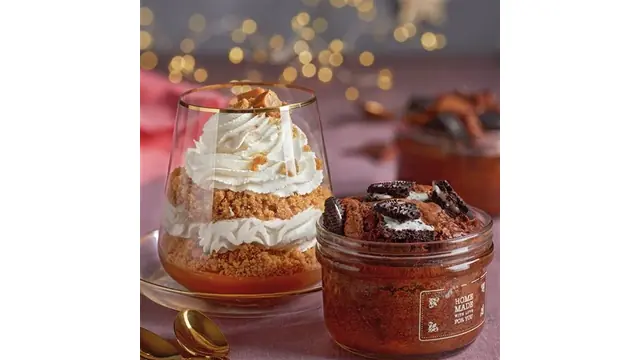 Vasitos de crumble de galleta con nata y tofe