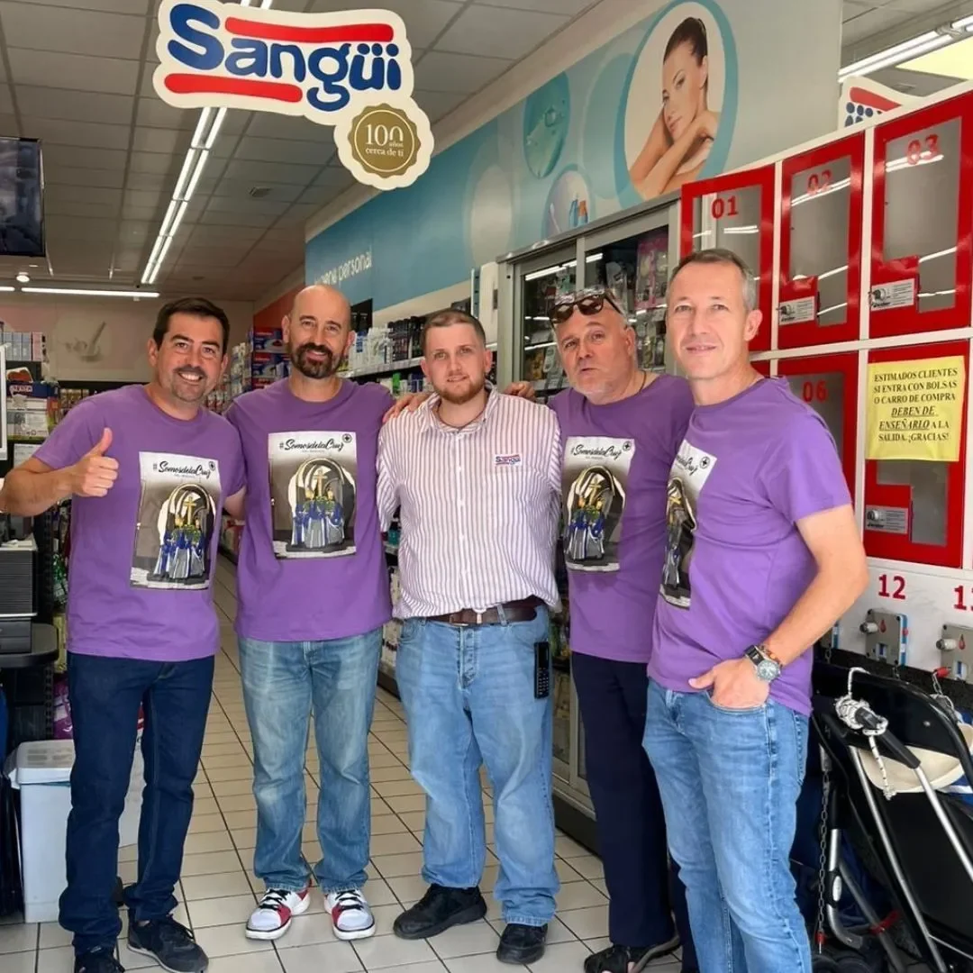 Personas colaboradoras en una campaña solidaria en un supermercado Sangüi